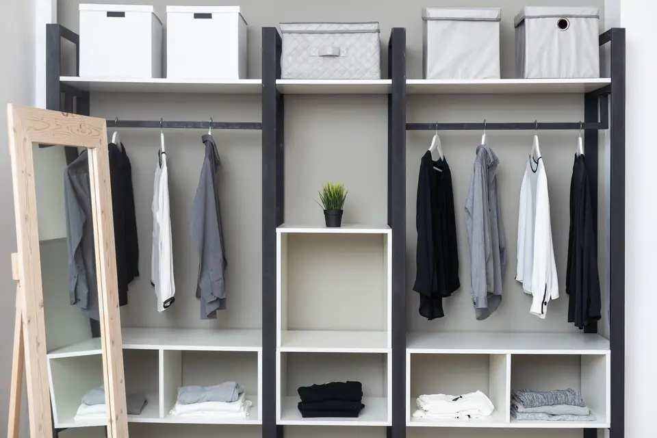 Zasada 333 w modzie – minimalistyczna garderoba