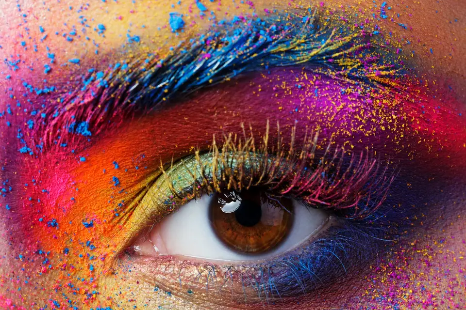 Kolorowe eyelinery w codziennym makijażu – kreatywne zastosowanie