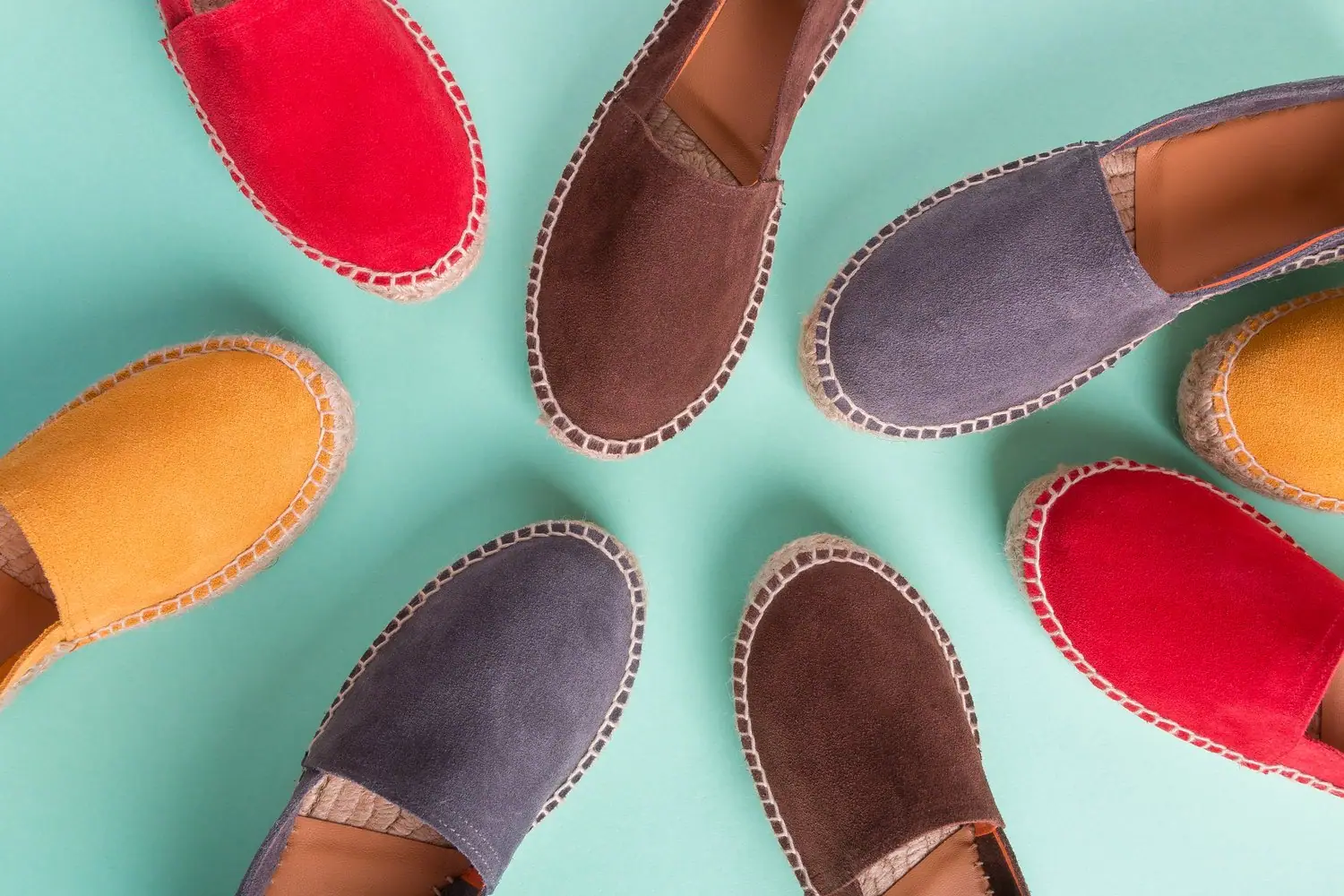 Jak nosić kolorowe buty w stonowanych stylizacjach