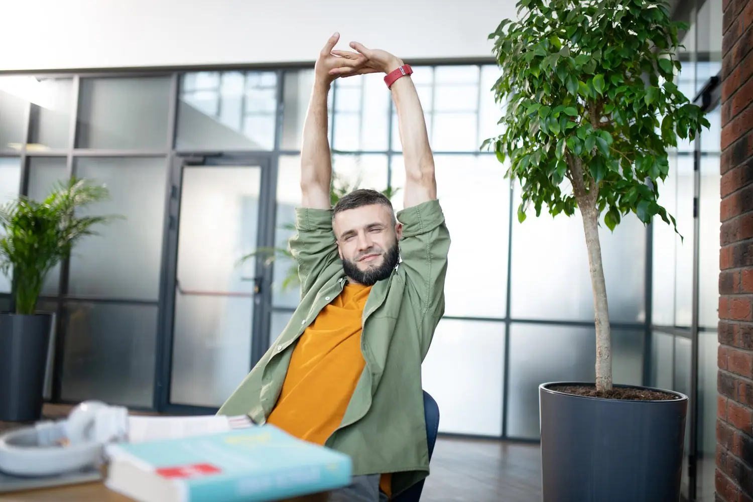 Stretching na fotelu biurowym - proste ćwiczenia w pracy