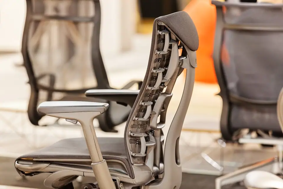 Jak wybrać ergonomiczne krzesło biurowe dla zdrowia kręgosłupa