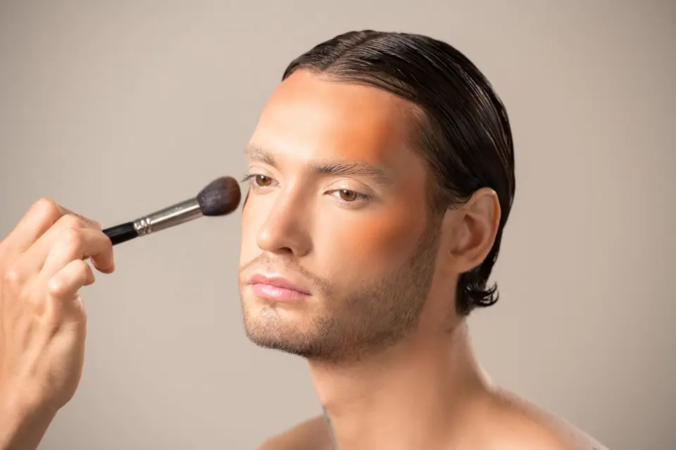 Jak prawidłowo nakładać bronzer – technika konturowania i ocieplania