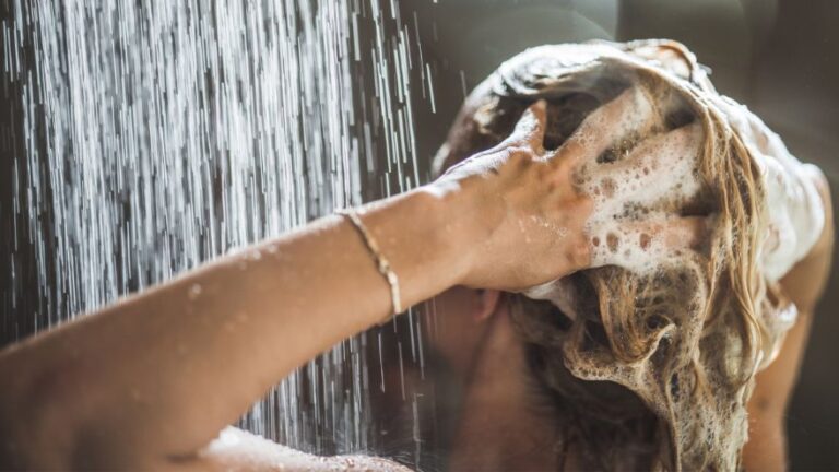 Młoda kobieta myje włosy w łazience